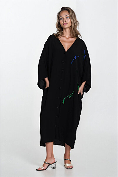 Trend Alaçatı Stili فستان قميص نسائي أسود مطبوع غير متماثل مقاس كبير Vs00336