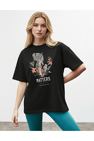 caddekombin Γυναικείο πορτρέτο με τύπωμα Μαύρο μπλουζάκι με λεπτομέρεια λουλο...