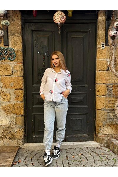 Miss Boheme قميص أبيض اللون مطرز بطبعة بيبي باندا