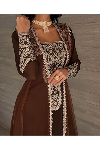 TARFA فستان فاخر يجسد التراث بلمسة ملكية عصرية، صُمم بلون بني غامق يمنحكِ هيبة