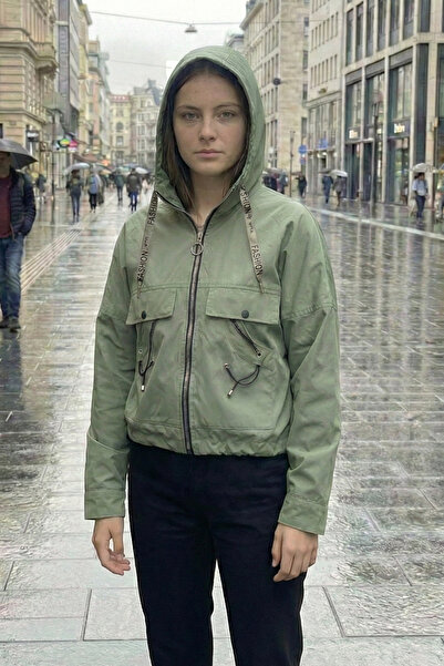 Asist 10023 Cep Detaylı Kapüşonlu Kadın Kısa Yağmurluk Yeşil