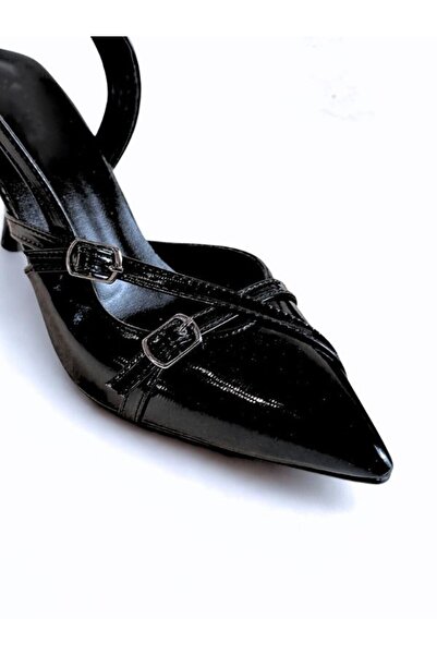 Favi Ayakkabı Μαύρα λουστρίνια παπούτσια με μυτερή μύτη και λεπτομέρεια ζώνης...