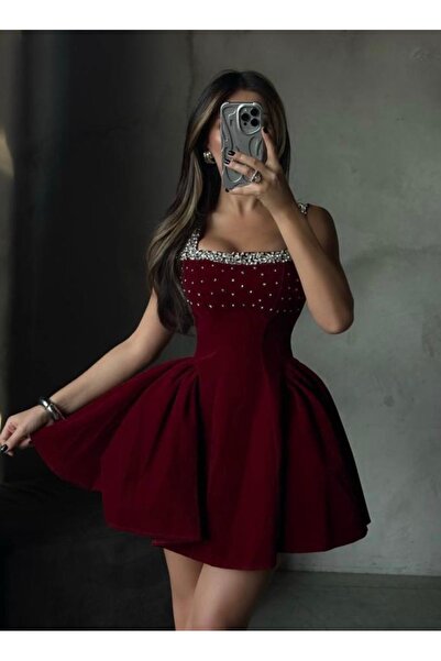 Shad Elegant evening dress in a luxurious burgundy color