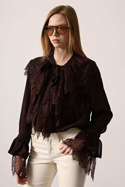 Trend Alaçatı Stili Bluză franțuzească maro din dantelă, cu detaliu de șiretu...