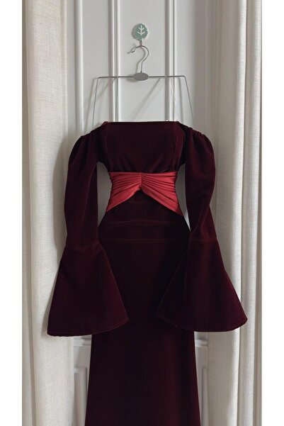 Genenic Elegant evening dress with a luxurious feminine design