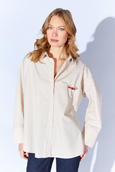 EDITION WOMAN Brooch Detailed V-Neck Poplin Shirt - Beige |   Ek1001610532