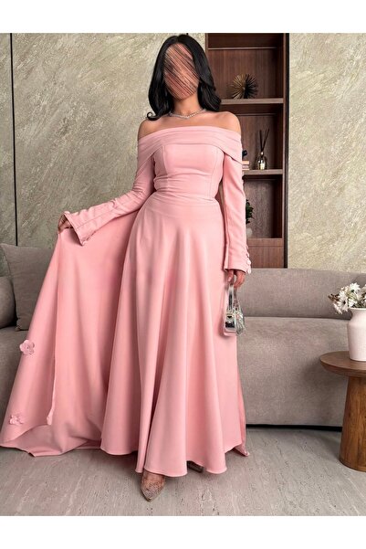 Cutie فستان سهرة وردي مكشوف الأكتاف (Off-Shoulder) بأكمام طويلة وتفاصيل أزرار.