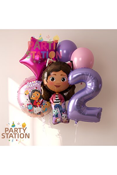 Parti Station مجموعة زينة بالونات عيد الميلاد لعمر سنتين بتصميم غابي دولهاوس