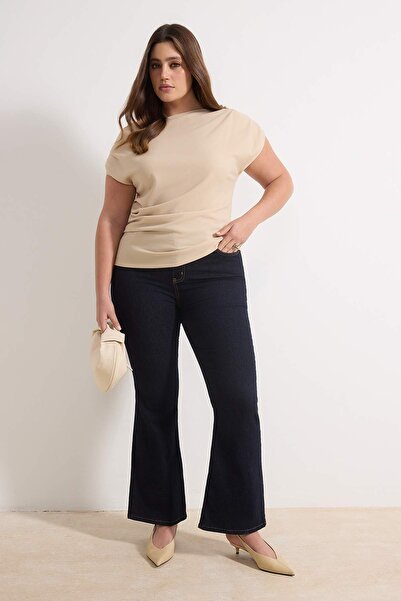 Trendyol Curve Gestrickte Bluse mit asymmetrischem Ausschnitt und Steindetail...