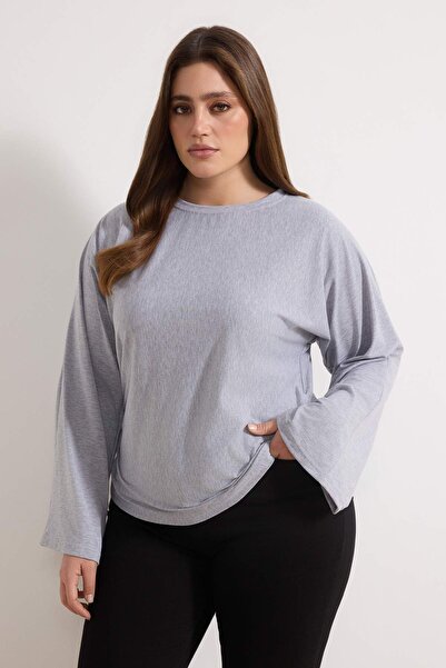 Trendyol Curve Graue Viskose-Rippstrickbluse in Übergröße TBBSS26AF00012