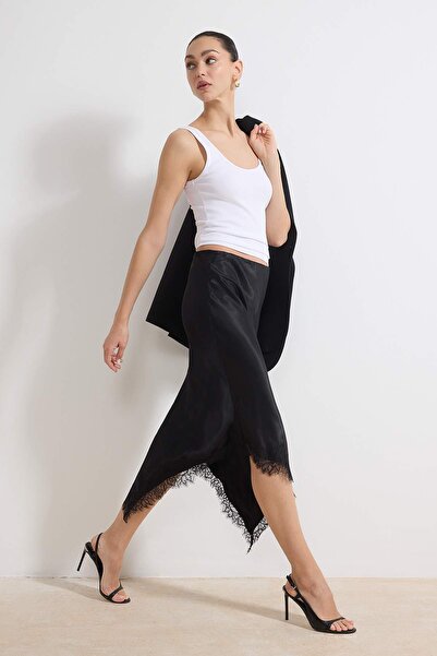 Trendyol Collection Черна асиметрична пола от сатен с дантелени детайли TWOSS...