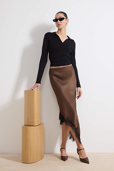 ترينديول كوليكشن تنورة ميدي من الساتان المنسوج بتفاصيل دانتيل بقصة غير متماثل...