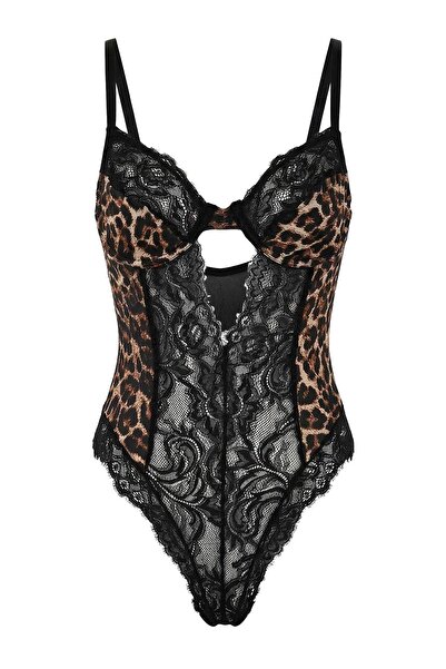 ترينديول كوليكشن بدلة ضيقة سوداء من الدانتيل/الساتان بنقشة الفهد THMSS26BD00012