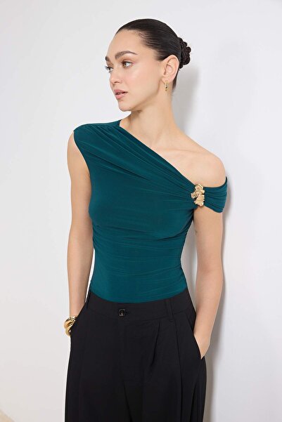 Trendyol Collection Bluză elastică din material subțire cu detaliu de accesor...