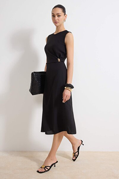 Trendyol Collection Schwarzes, körperbetontes Midi-Webkleid mit Accessoires T...