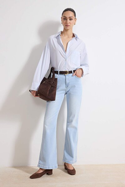 Trendyol Collection Eisblaue High-Waist-Flare-Jeans TWOAW26JE00047