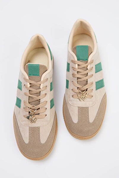 TRENDYOL SHOES Beigefarbener Damen-Sneaker mit Charm-Detail TAKSS26SN00002