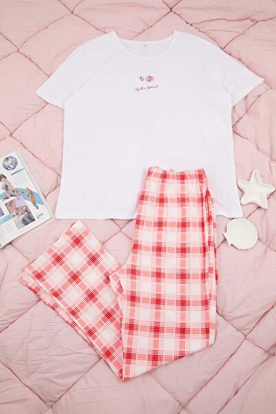 Trendyol Curve طقم بيجامة مقاس كبير مطرز بالزهور الوردية TBBSS26AI00014