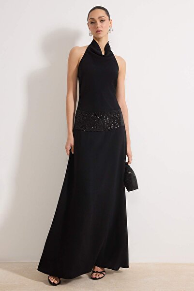 ترينديول كوليكشن فستان سهرة طويل أسود بخصر مسطح ومزين بالترتر وفتحة ظهر عميقة...