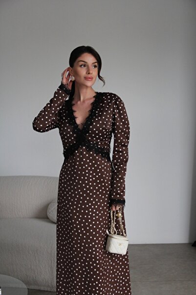 Julidress Rochie lungă maxi din satin cu buline, cu detaliu din dantelă și sp...