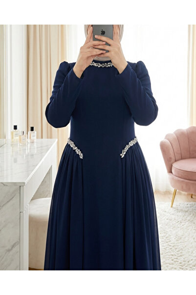 Modamorfo Φόρεμα κρεπ με φόδρα, με πέτρες στο γιακά και τη μέση, και λεπτομέρ...