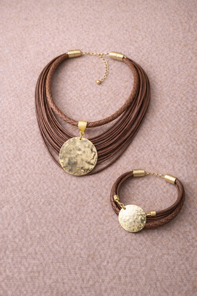 Kutcha Accessories Altın Disk Zarafeti: El Yapımı Çok Katmanlı Deri Kolye ve Bileklik Seti