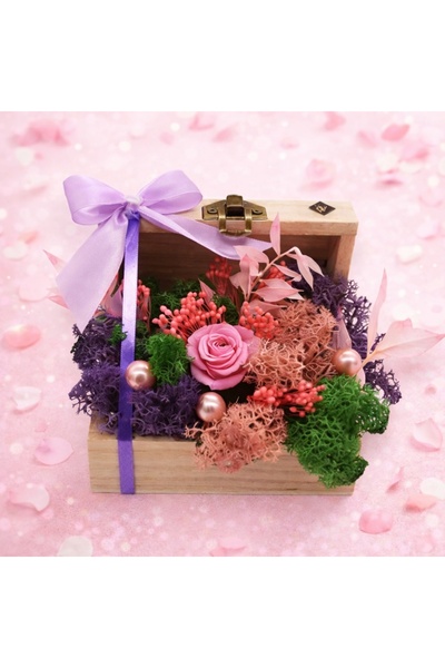 velve Aranjament floral, cu trandafir criogenat , licheni conservati, perle s...