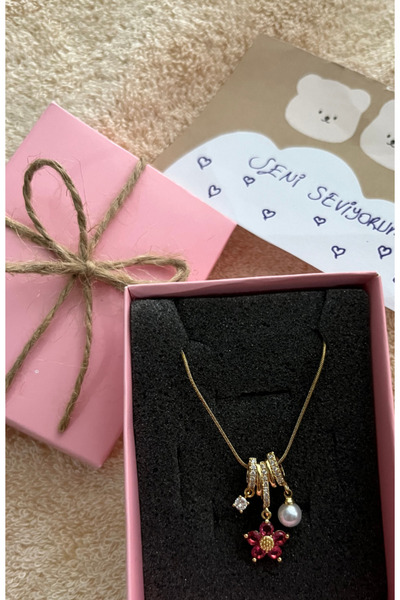 Barila Luxe Charm Kolye Çiçek Ve İnci Detaylı (Kutu Rengi Kırmızı Veya Pembe)...