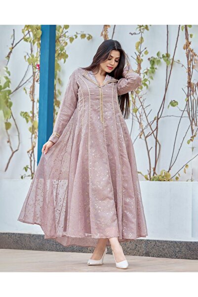 Opera Fashion جلابية كتان بلون الموكا مطعّمة بكريستال ذهبي بتصميم فاخر