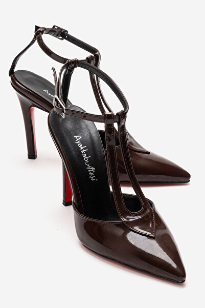 Ayakkabı Ateşi Γυναικεία παπούτσια με τακούνι σε καφέ λουστρίνι με μυτερή μύτ...
