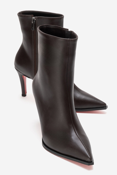 Ayakkabı Ateşi Γυναικείες μπότες με κοντό λεπτό τακούνι σε καφέ δέρμα Torina