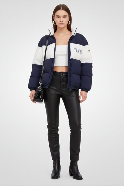 Tommy Jeans سترة نسائية مبطنة بشعار العلامة التجارية، باللون الأزرق الداكن