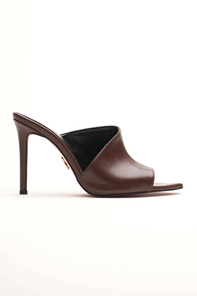 Ayakkabı Ateşi Γυναικείες παντόφλες με λεπτό τακούνι Carolina Brown Skin