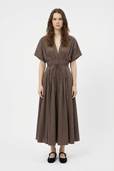 Quzu Rochie midi cu decolteu în V și cu șireturi în talie, maro