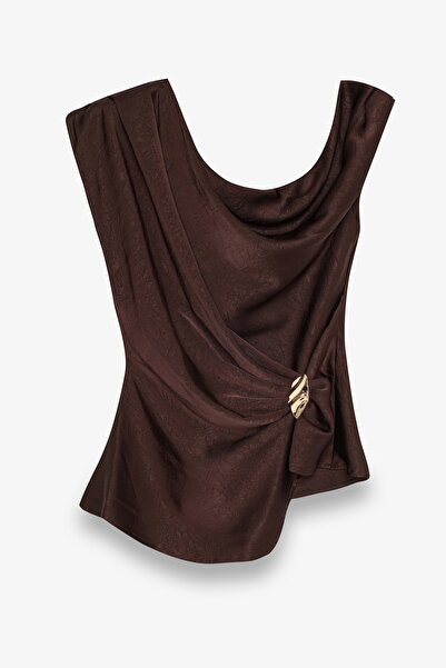 Quzu Asimetrik Drapeli Aksesuarlı Saten Bluz Kahverengi