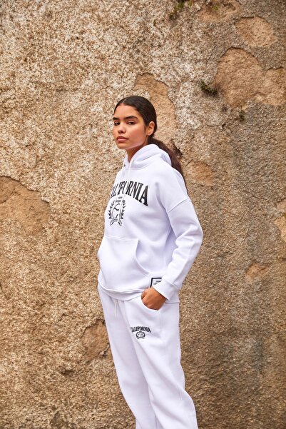 Park Karon Kadın Beyaz Baskı Detay Kanguru Cepli Şardonlu Takım