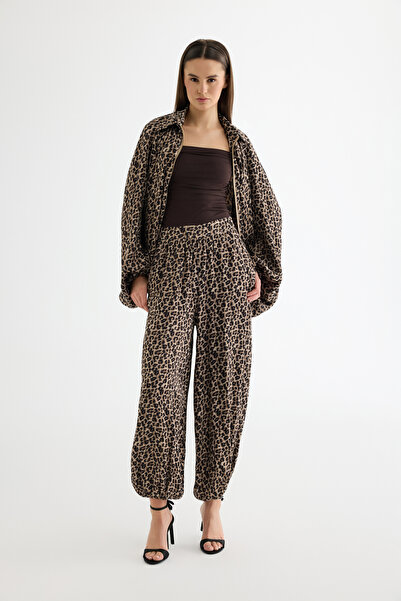 Quzu Leopard Print Satin Jogger Pants Brown