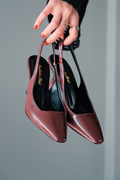 Ayakkabı Ateşi حذاء نسائي ذو كعب مفتوح من الخلف مصنوع من الجلد اللامع باللون ...