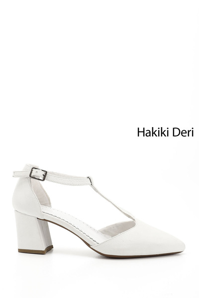 GÖNDERİ(R) حذاء نسائي من الجلد الطبيعي بكعب متوسط وحزام الكاحل باللون الأبيض