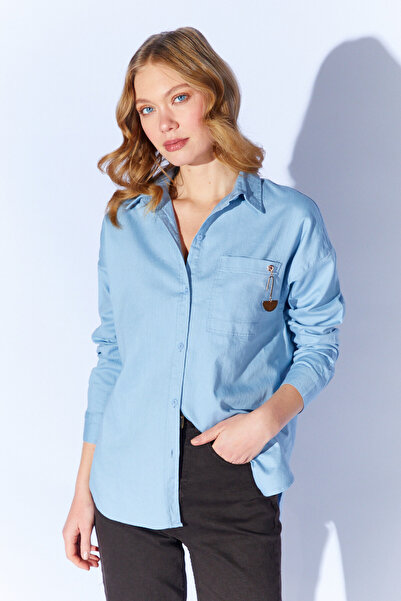 EDITION WOMAN Mavi Broş Detaylı Oversize Tek Cepli Gabardin Gömlek | EK10008174