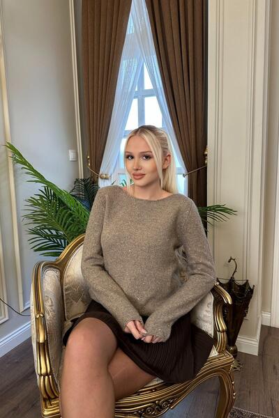 lizge giyim سترة تريكو فضية اللون مزينة بالترتر على شكل ياقة قارب