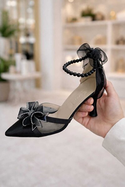 MİKANA MODA أحذية بكعب عالٍ مزينة بفيونكة من الساتان الأسود مع لمسات من اللؤل...