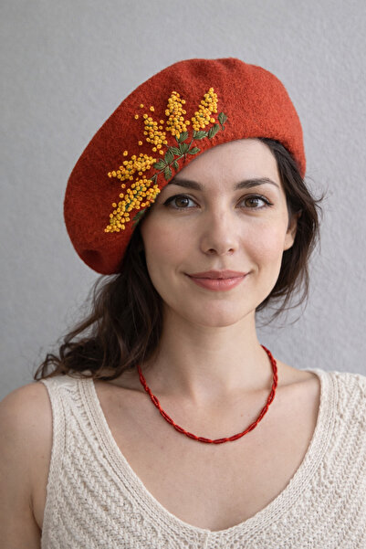 El Emeği Atölye Arakne Nakışlı Çiçek Desenli Kiremit Keçe Ressam Bere