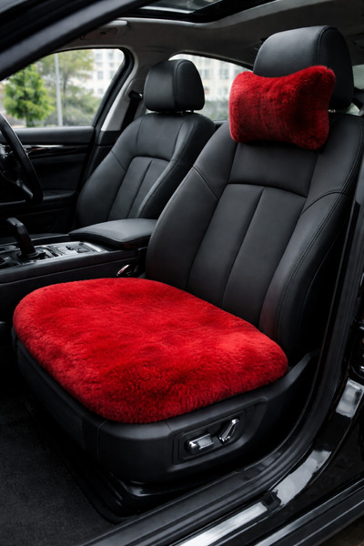 Yastıkland KIRMIZI PELUŞ ARABA BOYUN YASTIĞI VE KOLTUK PEDİ 2’Lİ TAKIM