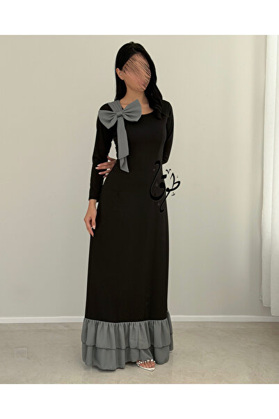 toog A black evening dress with gray details and a modest, straight cut.