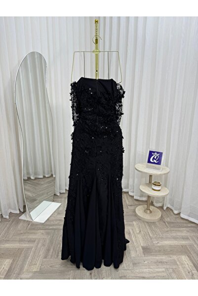Model Leyna Luxurious black evening dress with a unique design