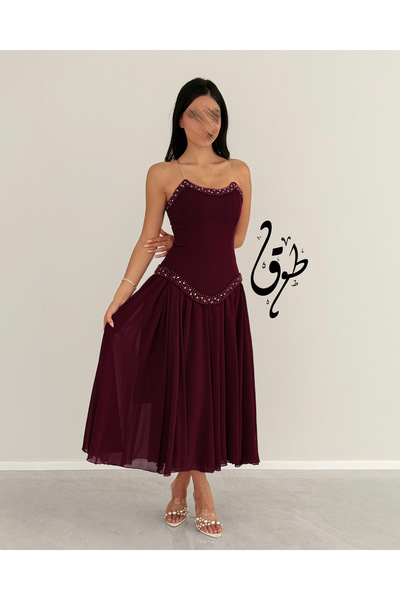 toog Burgundy evening dress with a sweetheart neckline and luxurious details
