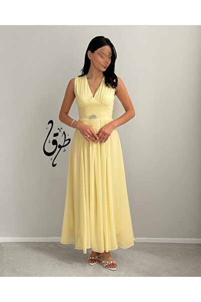 toog Light yellow evening dress with a V-neck and a long, flowing skirt.