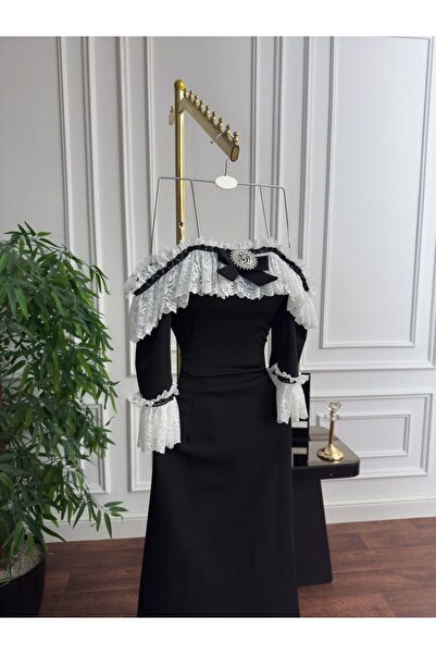 Model Leyna An elegant black dress suitable for parties and special occasions.