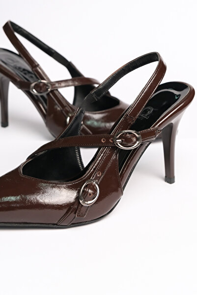 Diardi Kadın Sivri Burun Toka Aksesuar Detaylı Klasik Topuklu Ayakkabı